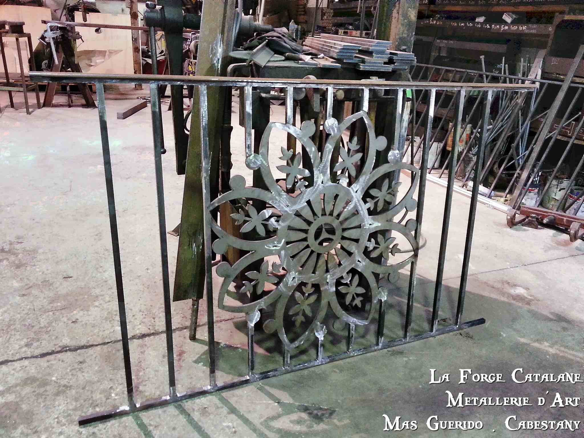 Garde corps barreaudage et decoupe laser motif fleur forge catalane.jpg